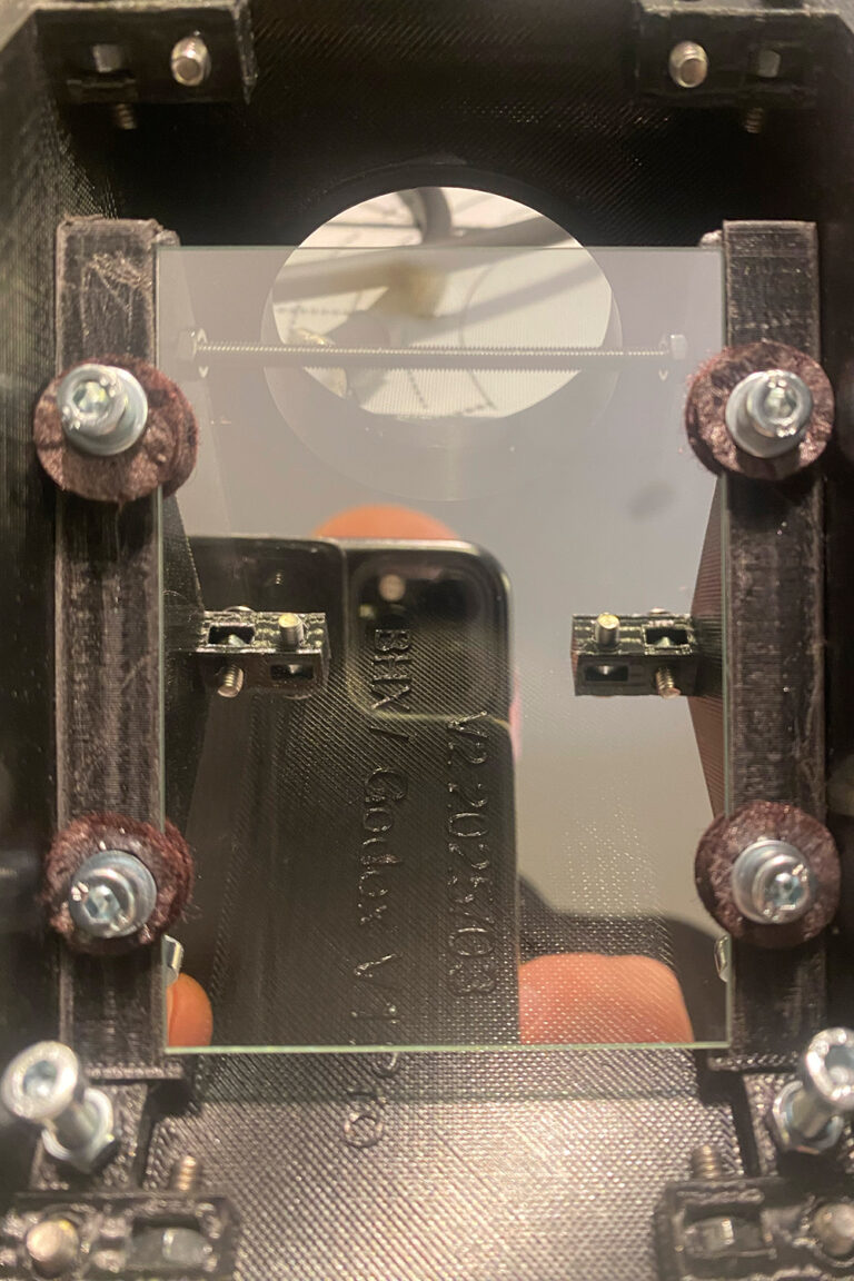 Strahlenteiler mit modifizierter Befestigung und Domstrebe (Gewindestange mit Abstandsmuttern hinter dem teildurchlässigen Spiegel)