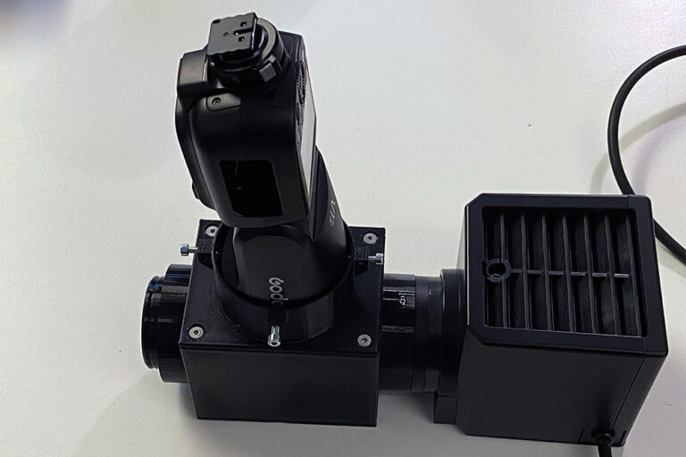 Mikroblitzeinrichtung mit Blitzgerät und Lampenhaus in der gelieferten Erstausführung