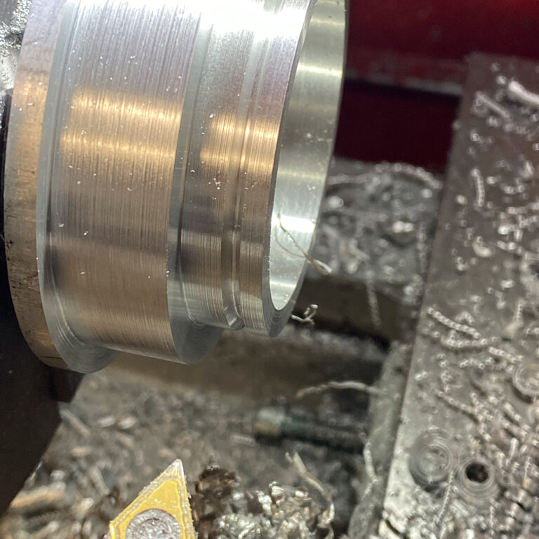 Fertigung der Zentriernut auf der Drehmaschine