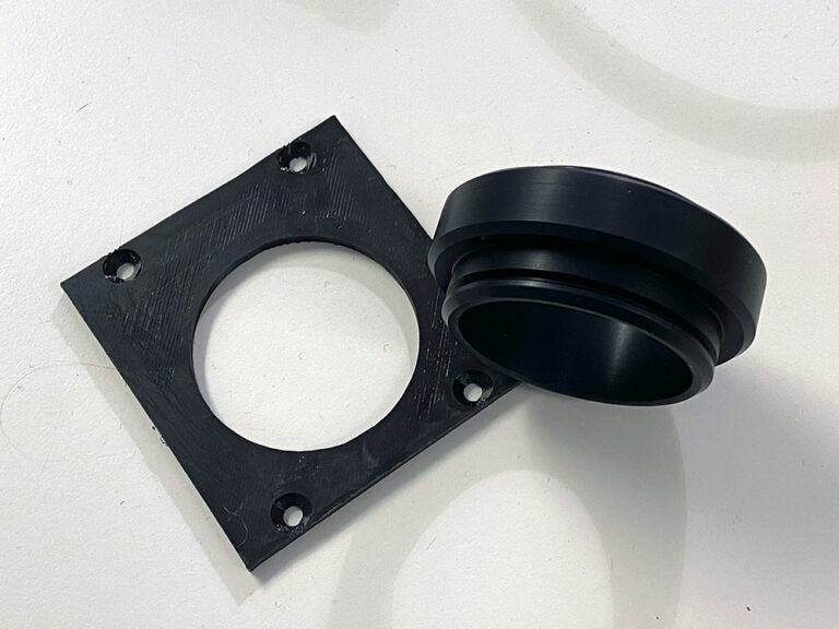 Mikroskopanschluss des Strahlenteilers aus Aluminium - hybride Lösung, der Drehteil wird mit einem Druckteil verklebt.