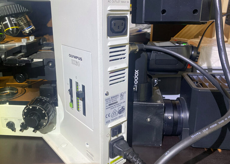 Mikroblitzeinrichtung im Einsatz am Olympus BX-60.