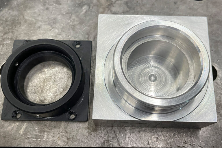 Lampenhaushalterung in zwei Entwicklungsvarianten (links mit Klebeverbindung, rechts Rohling aus einem Stück gedreht).